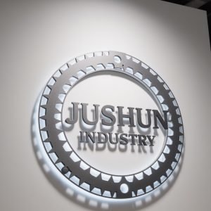 Metal signs VS. Plastic signs Metal signs VS. Plastic signs